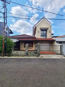 Dekat Jalan Utama. Rumah Dijual Kalibata - Warung Jati. Bangunan lama