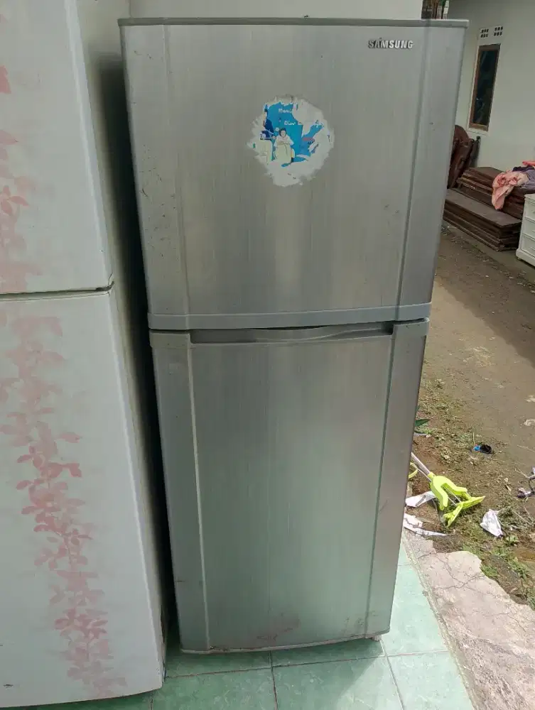 Jual kulkas 2 pintu merek Samsung bekas
