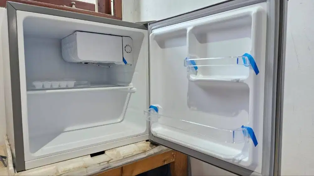 Kulkas mini portable electrolux 46L