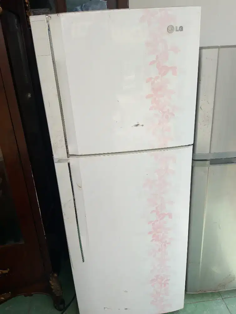 Kulkas 2 pintu merek LG bekas