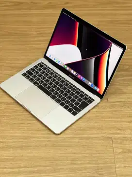MacBook Pro 2017 , 13 inch , 16/256