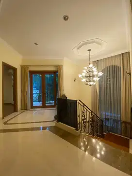 Disewa Rumah Cantik & Luas di Pondok Indah, Posisi Hook, Area Tenang
