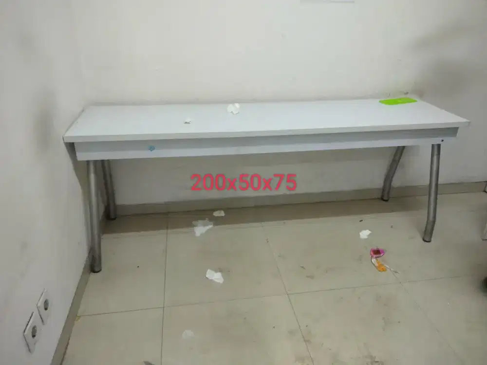 Meja kerja kaki besi
