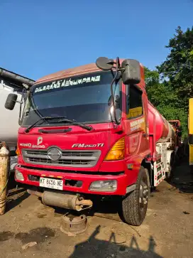 Hino FM 260 tronton tangki 6x4 dobel gardan tahun 2015