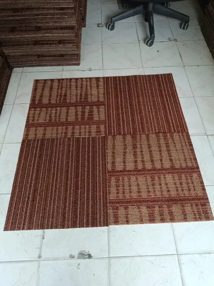 Karpet tile lantai kantor bekas