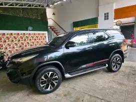 Toyota Fortuner TRD Sportivo 2,4 AT Hitam