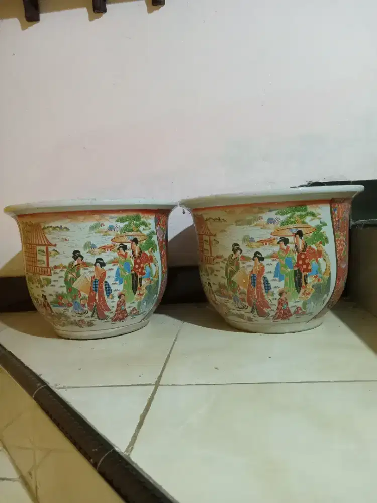 Pot keramik motif orang