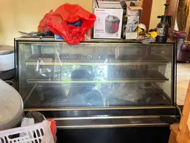 DIJUAL CEPAT – SHOWCASE KUE + LEMARI KACA + GEROBAG JUALAN