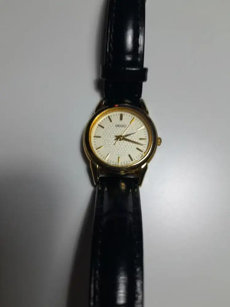 Jam hitam seiko