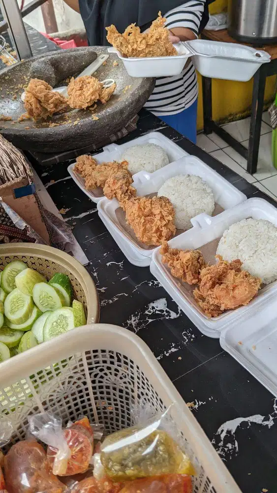 Jaga stand Ayam Geprek