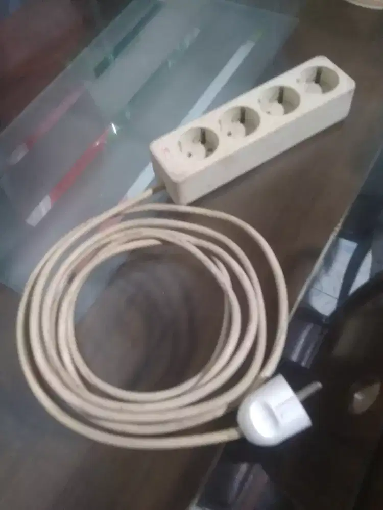 Stopkontak uticon isi 4 + kabel + steker
