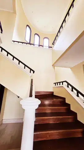 Di Jual Rumah Mediteranian Kanal Pantai Mutiara lokasi di penjaringan