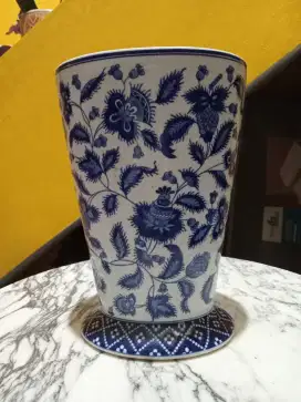 Vas bunga warna biru