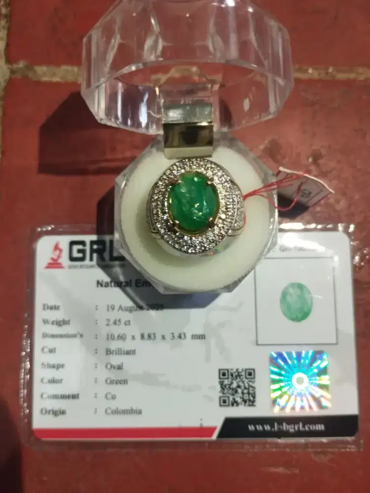 Batu cincin zamrud colombia