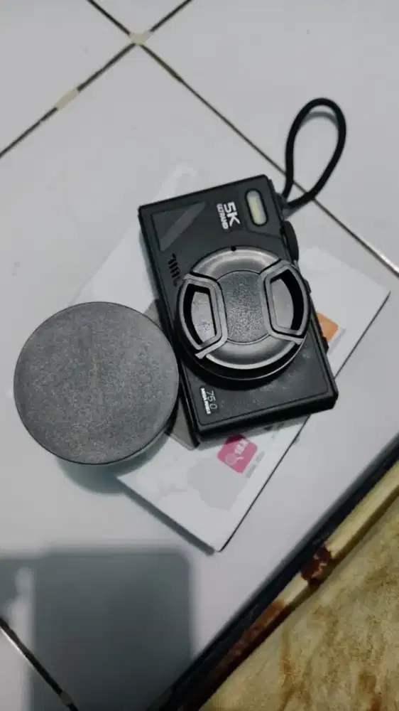 Digital camera warna hitam