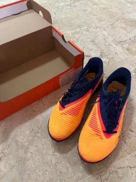 Nike Phantom 6 Low Academy Turf Football Shoe