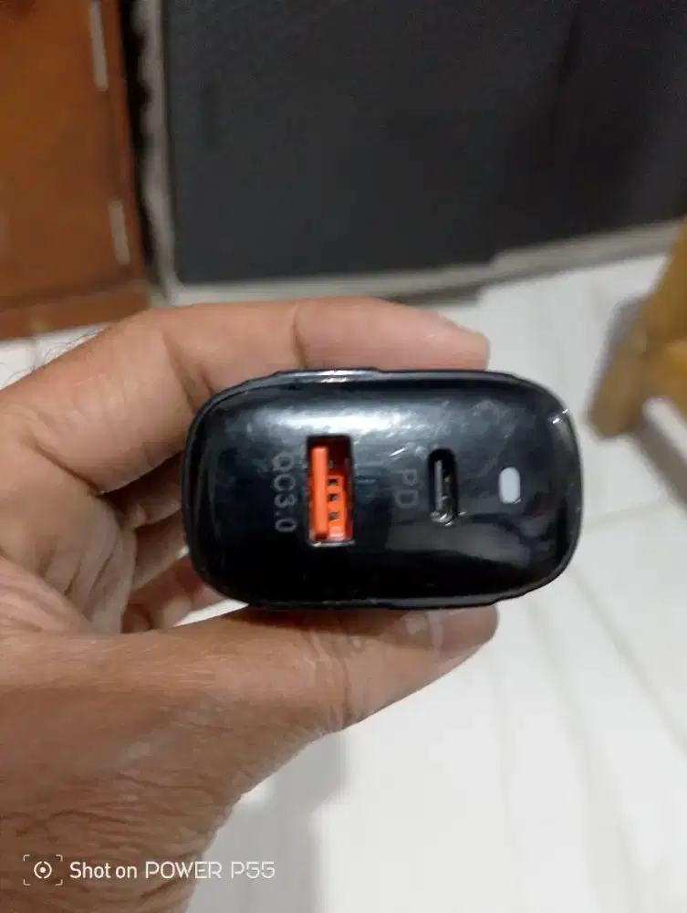 Kepala Charger Warna Hitam