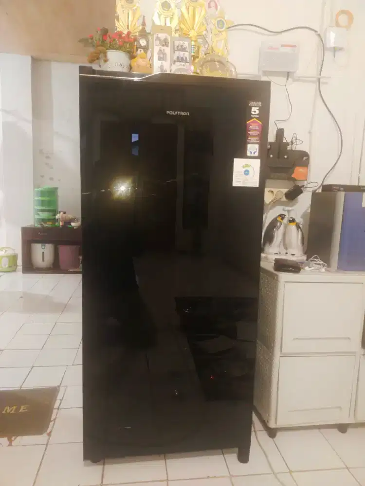 Di jual Lemari ES 1 pintu Merk POLYTRON keluaran Terbaru