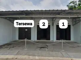 Disewakan kios/tempat usaha strategis, murah dan halaman luas