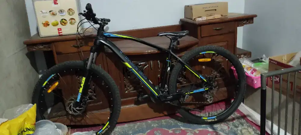 Thrill Vanquish 3.0 hitam-stabilo