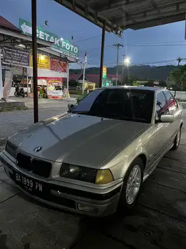 BMW 323i Pajak Hidup Siap Jalan Jauh dan juga Mobil ini Terawat