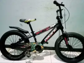 Dijual sepeda BMX PACIFIC BATMAN masih bagus batangan ORIan ban jumbo