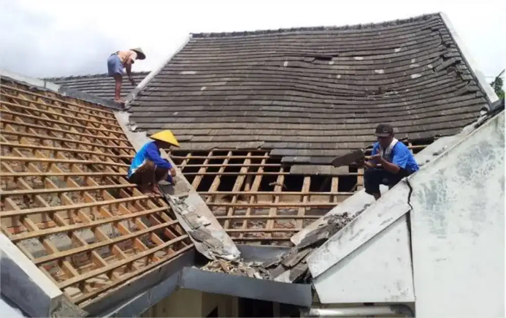 Bongkar atap lama dan pemasangan baja ringan