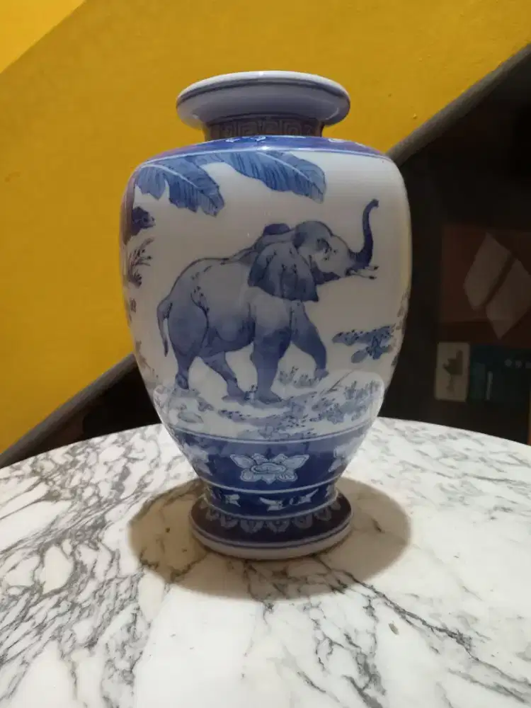 Guci keramik motif gajah