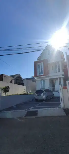 Dijual rumah 2 lantai view kota di Sariwangi dkt ciwaruga cihanjuang