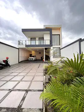 Rumah Mewah dengan Kolam Renang di Tlogoadi