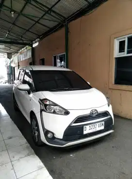 Dp 5 JT Toyota Sienta V 1.5 Matic 2017  Putih  Mulus