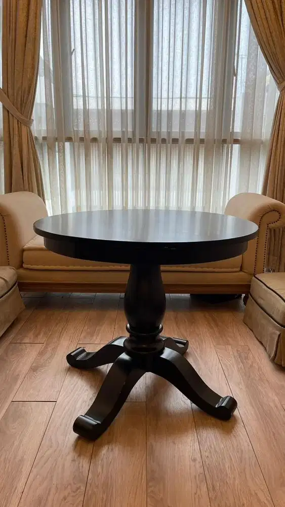 Round table hitam