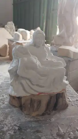 Di jual patung la vieta dari batu alam