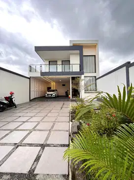 Rumah Mewah dengan Kolam Renang di Tlogoadi