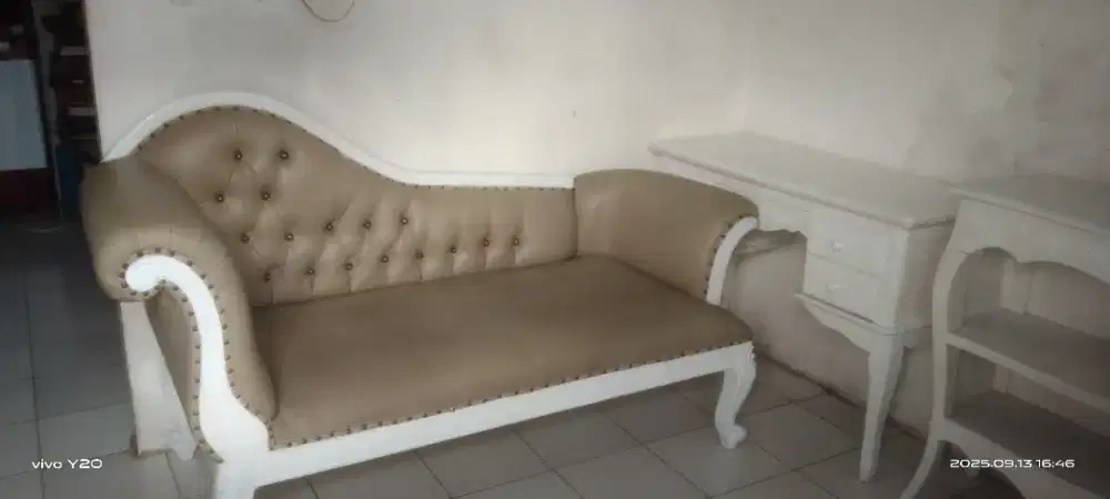 Kursi sofa panjang
