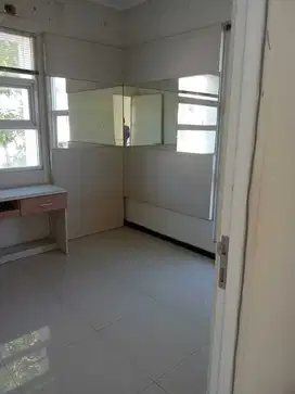 Disewakan rumah dua lantai Pakuwon City, Surabaya, Jawa Timur.