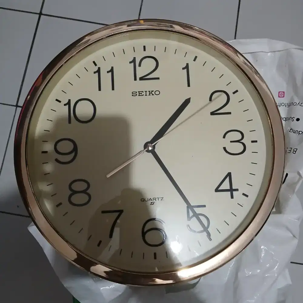Jam dinding besar