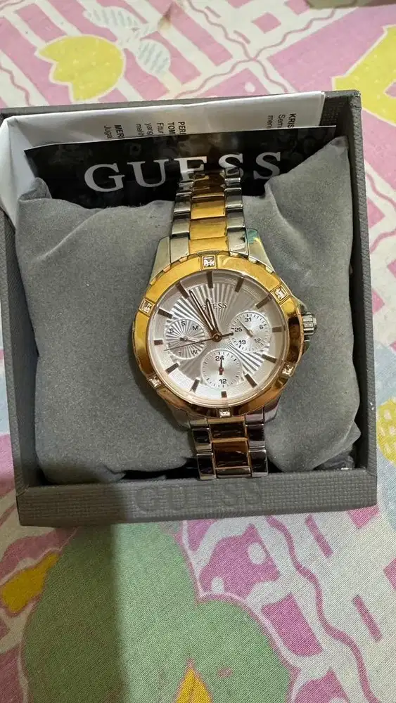 Jam tangan merek guess