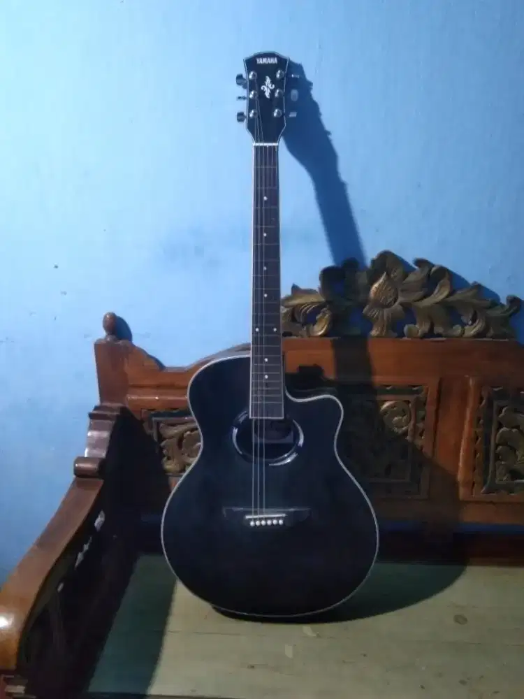Gitar Yamaha akustik