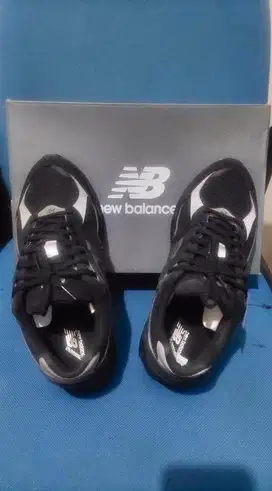 SEPATU NEW BALANCE 2002R (A/U) BLACK