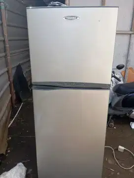 Di jual kulkas 2 pintu THOSIBA masih orsinilan
