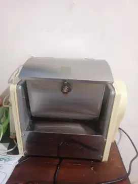 Satu set alat pembuat mie