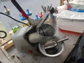 Alat penyerut es batu