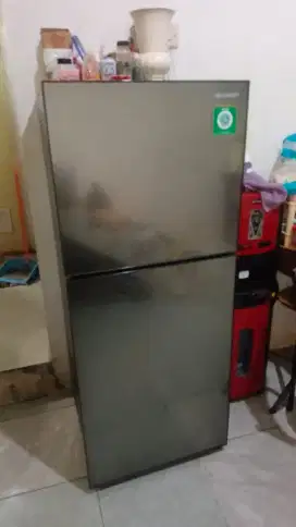 Kulkas dua pintu sharp