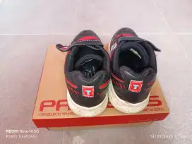 Sepatu Thomas anak 4 tahun