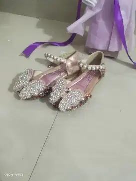 Sepatu pesta anak