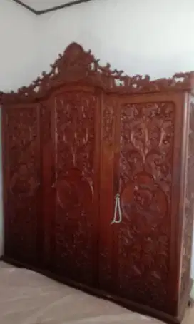 Lemari pakaian kayu