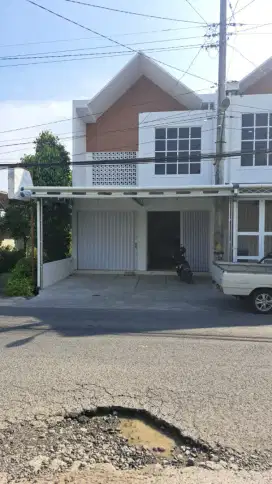 Disewakan ruko baru pinggir jalan dekat Ringroad Selatan