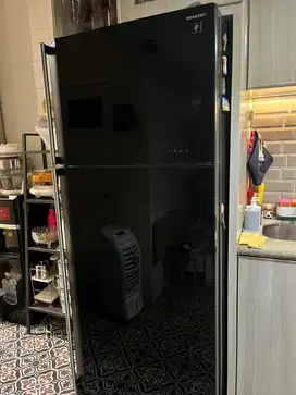 Kulkas Sharp Seri SJ, Jumbo 2 pintu, Hitam mengkilat, sangat terawat