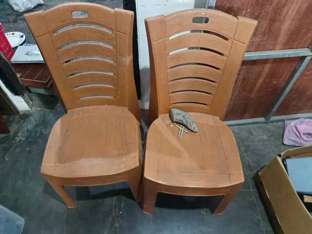 Kursi Plastik Coklat